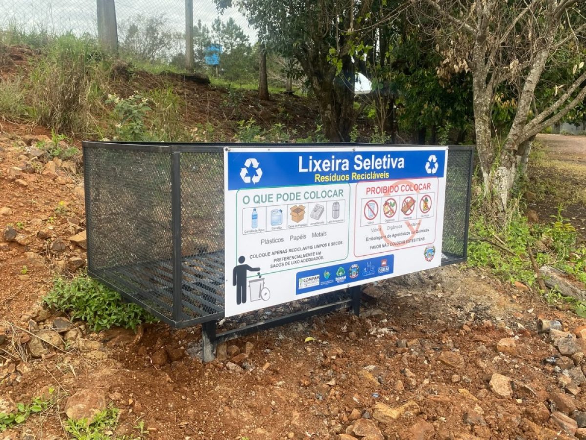 Lixeiras são instaladas no interior de Cerro Largo Lixeiras são instaladas no interior de Cerro Largo