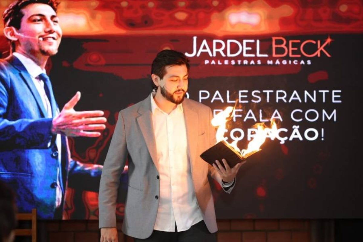 Cooperoque traz à região palestra e espetáculo de mágica com Jardel Beck Cooperoque traz à região palestra e espetáculo de mágica com Jardel Beck